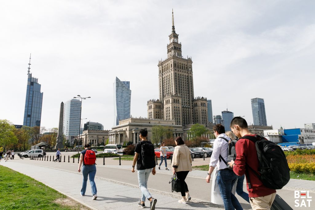 Людзі на фоне Палацу культуры і навукі ды іншых хмарачосаў польскай сталіцы. Варшава, Польшча. 8 красавіка 2024 года. Фота: Таццяна Верамеева / Белсат
