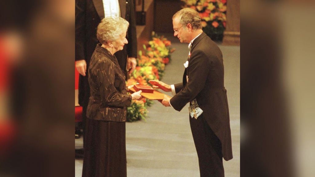 Wisława Szymborska odbiera nagrodę Nobla podczas ceremonii w Filharmonii Sztokholmskiej, 10 grudnia 1996 r. Fot. Jacek Bednarczyk/ PAP/ CAF