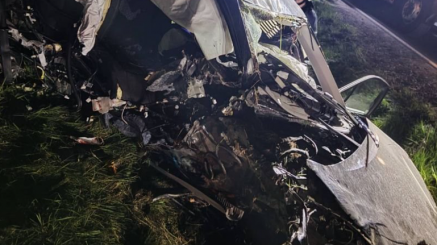 Tragiczny wypadek w Krzeszowie. Toyota uderzyła w drzewo, nie żyje 18-letni pasażer!