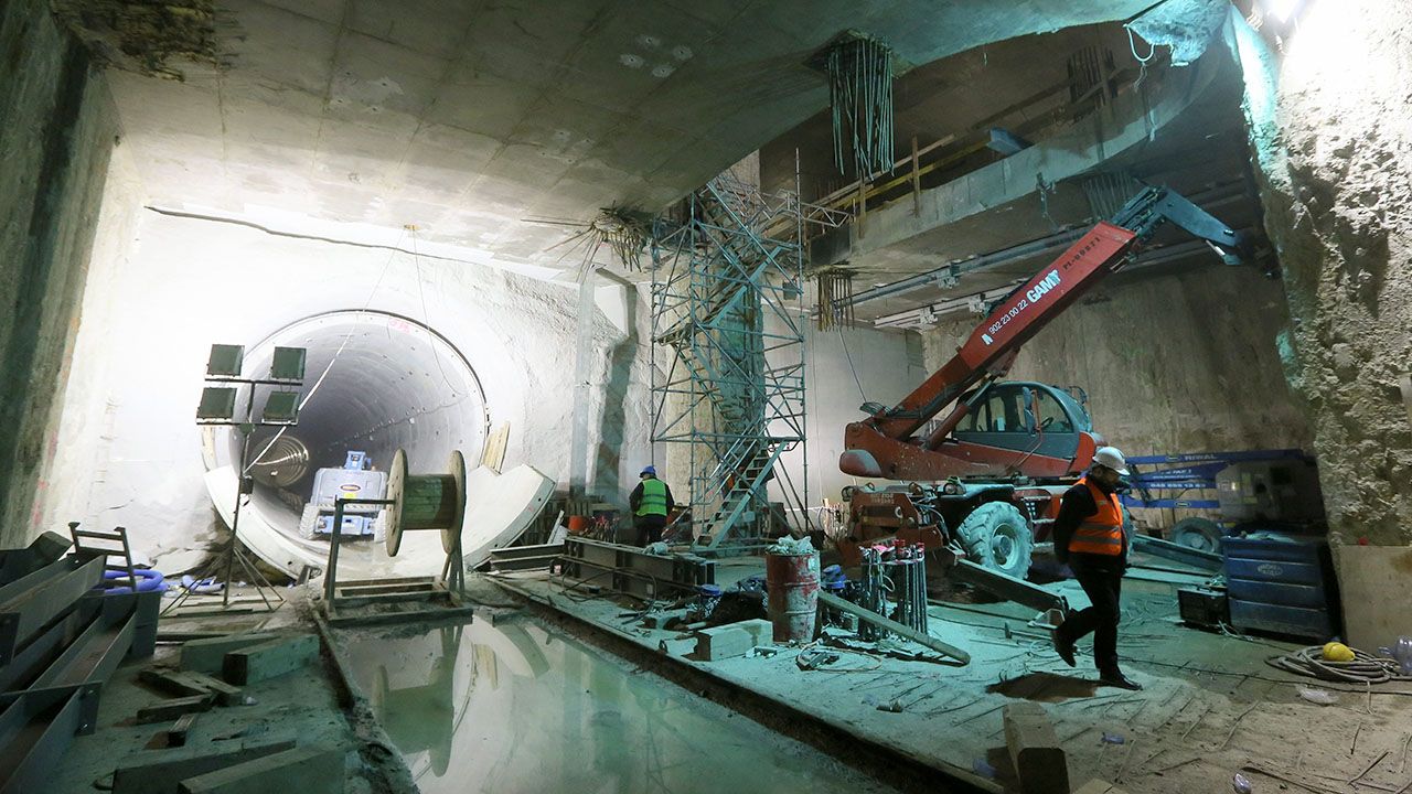 Tunel systemu kanalizacji pod Wisłą – który uległ awarii – ma 4,5 m średnicy i był drążony w podobny sposób jak warszawskie metro (fot. arch.PAP/Paweł Supernak) Tunel systemu kanalizacji pod Wisłą – który uległ awarii – ma 4,5 m średnicy i był drążony w podobny sposób jak warszawskie metro (fot. arch.PAP/Paweł Supernak)