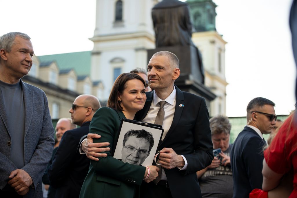 Лідарка дэмакратычных сілаў Беларусі Святлана Ціханоўская і ейны муж Сяргей Ціханоўскі на мітынгу ў Варшаве, Польшча. 26 чэрвеня 2025 года. Фота: Sviatlana Tsikhanouskaya / Flickr