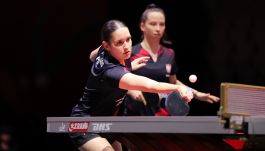 Zuzanna Wielgos (na pierwszym planie) oraz Katarzyna Węgrzyn wygrały swoje spotkania podczas rywalizacji z Austriaczkami na Drużynowych Mistrzostwach Europy w Zadarze. W ćwierćfinale rywalkami Polek, których skład uzupełnia Natalia Bajor, zagrają z Holenderkami (fot. Getty)