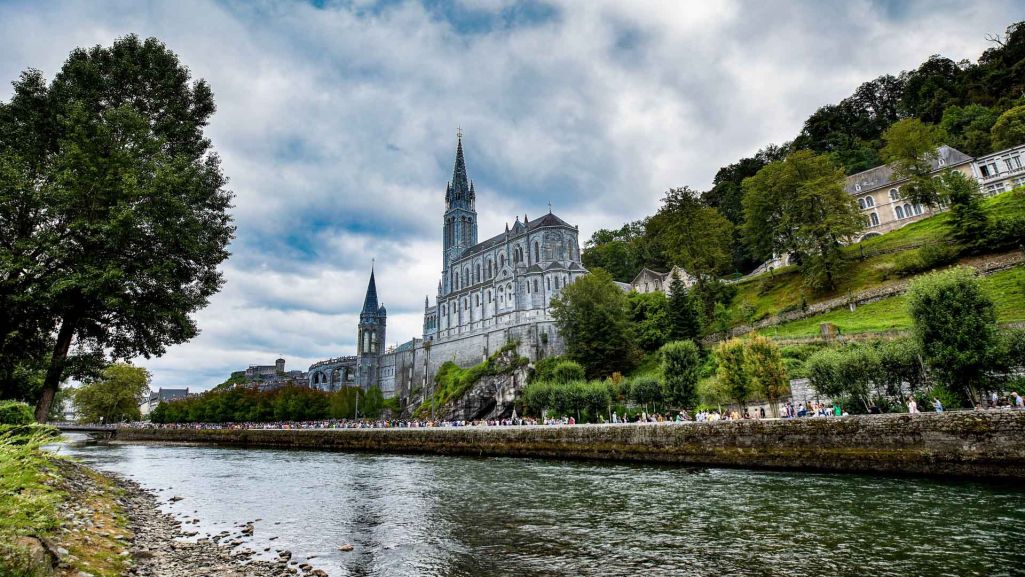 Sanktuarium Matki Bożej w Lourdes to jedno z najbardziej znanych miejsc pielgrzymkowych na świecie, słynące z cudownych uzdrowień. Fot. mona elkhazen/ Shutterstock