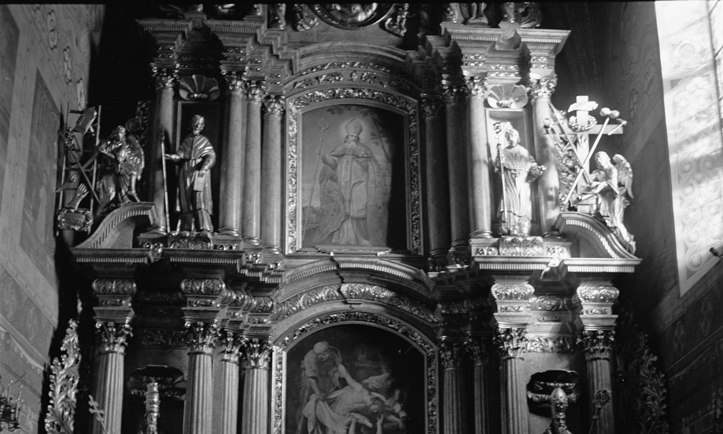 Przed pożarem ołtarz główny zdobiły dwa obrazy: „Zdjęcie z Krzyża” Petera Paula Rubensa (poniżej) oraz wizerunek św. Mikołaja pędzla nieznanego artysty. Fot. PAP/Witold Rozmysłowicz
