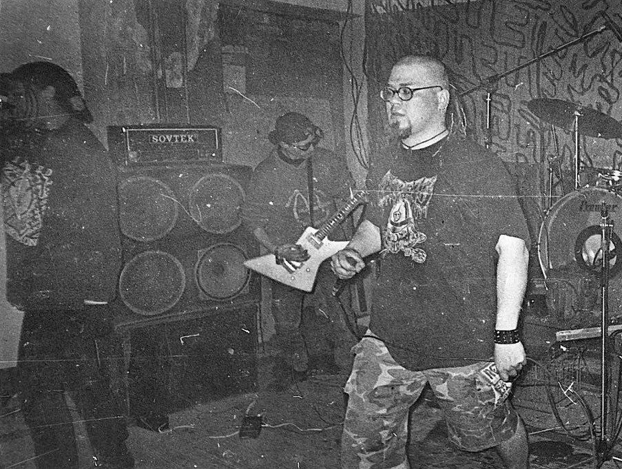 Канцэрт гурта Hate to State, канец 1990-х. Мао з мікрафонам. (Фота: Наша Ніва)