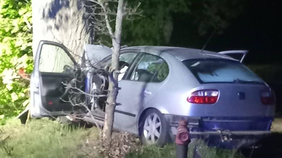 Czajcze, wypadek, auto wjechało w drzewo (fot. OSP Bądecz/Facebook)
