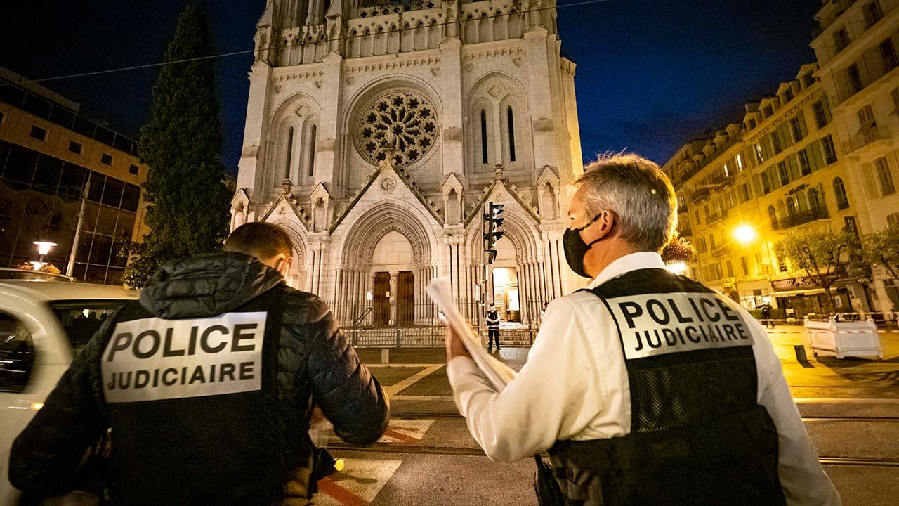 W czwartek rano 21-letni Tunezyjczyk w bazylice Notre Dame w Nicei na południu Francji zamordował trzy osoby, krzycząc „Allahu Akbar” (fot. Arnold Jerocki/Getty Images) W czwartek rano 21-letni Tunezyjczyk w bazylice Notre Dame w Nicei na południu Francji zamordował trzy osoby, krzycząc „Allahu Akbar” (fot. Arnold Jerocki/Getty Images)