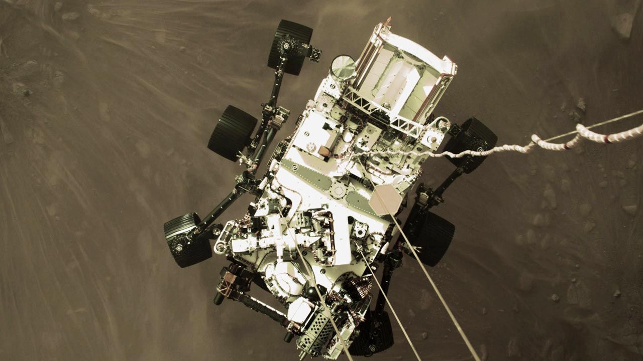 Perseverance widziany z perspektywy modułu do lądowania (fot. PAP/EPA/NASA/JPL-Caltech HANDOUT) Perseverance widziany z perspektywy modułu do lądowania (fot. PAP/EPA/NASA/JPL-Caltech HANDOUT)