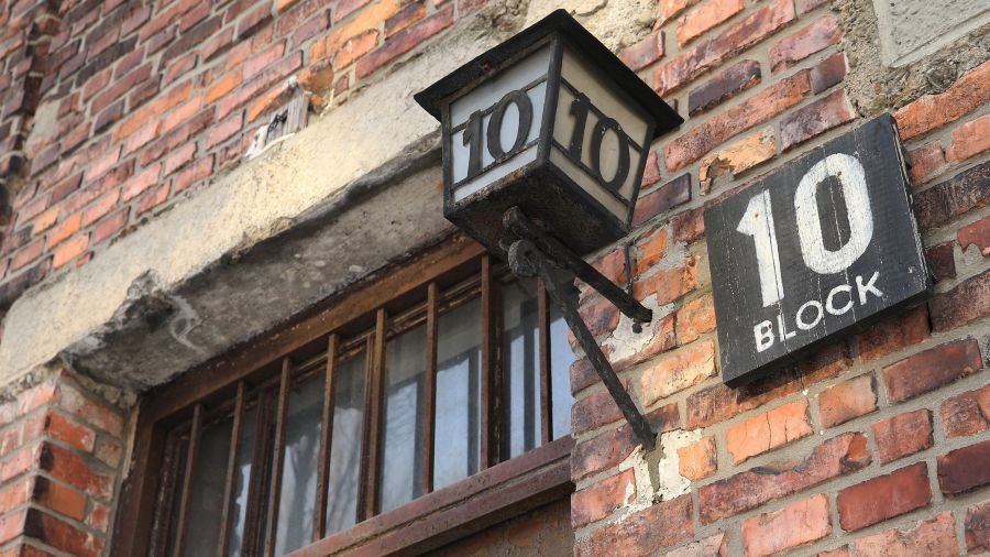 Oznaczenie bloku 10 na terenie obozu Auschwitz I. Budynek, w którym w kwietniu 1943 roku umieszczono stację doświadczalną ginekologa Carla Clauberga i dokonywano eksperymentów na kobietach. Zdjęcie wykonano 27 stycznia 2019 roku podczas 74. rocznicy wyzwolenia Auschwitz, czyli w Dzień Pamięci o Holokauście. Największy niemiecki nazistowski obóz koncentracyjny i zagłady KL Auschwitz-Birkenau został w 1945 roku wyzwolony przez Armię Czerwoną. Fot. Damian Klamka/SOPA Images/LightRocket via Getty Images