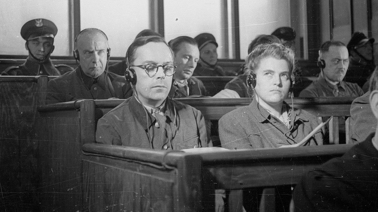 Pierwszy dzień rozprawy przeciwko 40 niemieckim zbrodniarzom z SS, członkom załogi obozu zagłady w Auschwitz-Birkenau. Na ławie oskarżonych w pierwszym rzędzie oskarżony Artur Liebehenschel (1L), komendant obozu od listopada 1943 do maja 1944 (fot. arch.Pap/Caf - Archiwum)