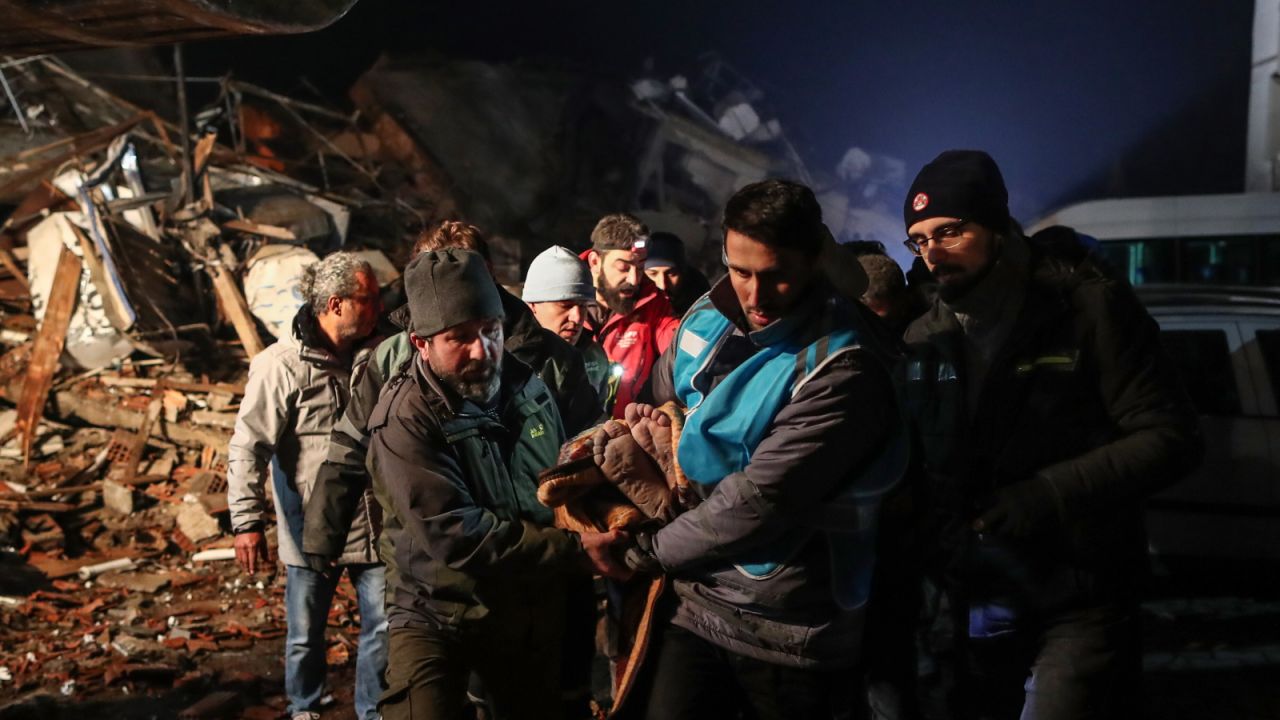 Trzęsienie ziemi wstrząsnęło obszarem na pograniczu Turcji i Syrii (fot. PAP/EPA) Trzęsienie ziemi wstrząsnęło obszarem na pograniczu Turcji i Syrii (fot. PAP/EPA)