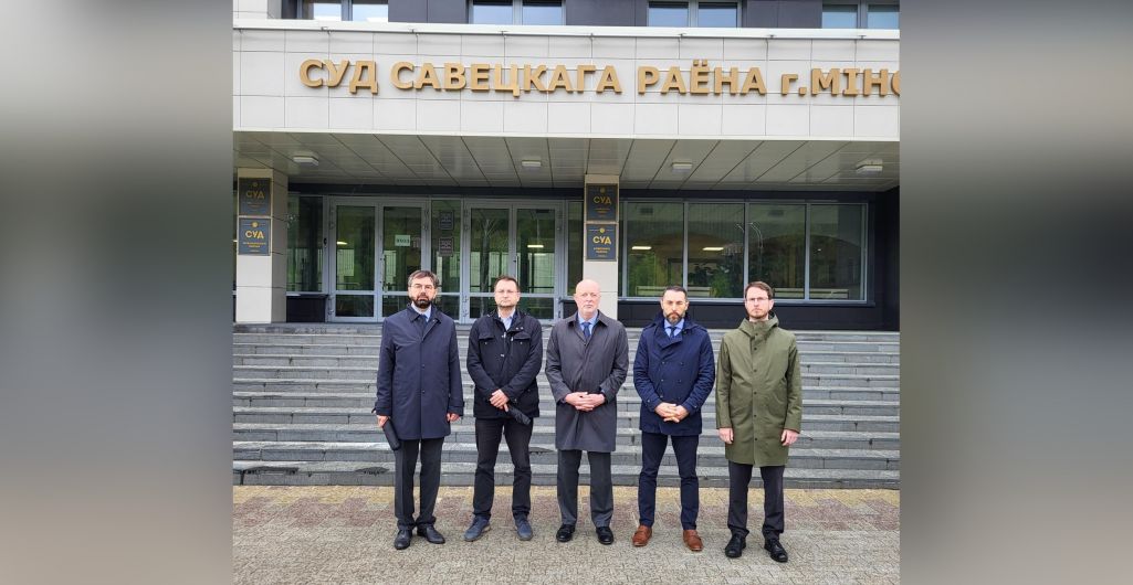 Еўрапейскія дыпламаты каля будынку, дзе знаходзяцца суды Савецкага і Першамайскага раёнаў Менску. 30 траўня 2025 года. Фота: posolstvogermaniiminsk / Facebook