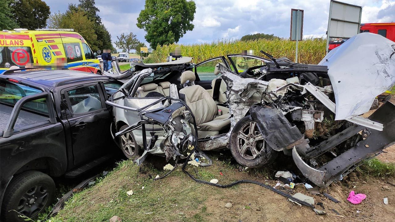 Kompletnie zniszczona toyota (fot. PSP Przasnysz) Kompletnie zniszczona toyota (fot. PSP Przasnysz)