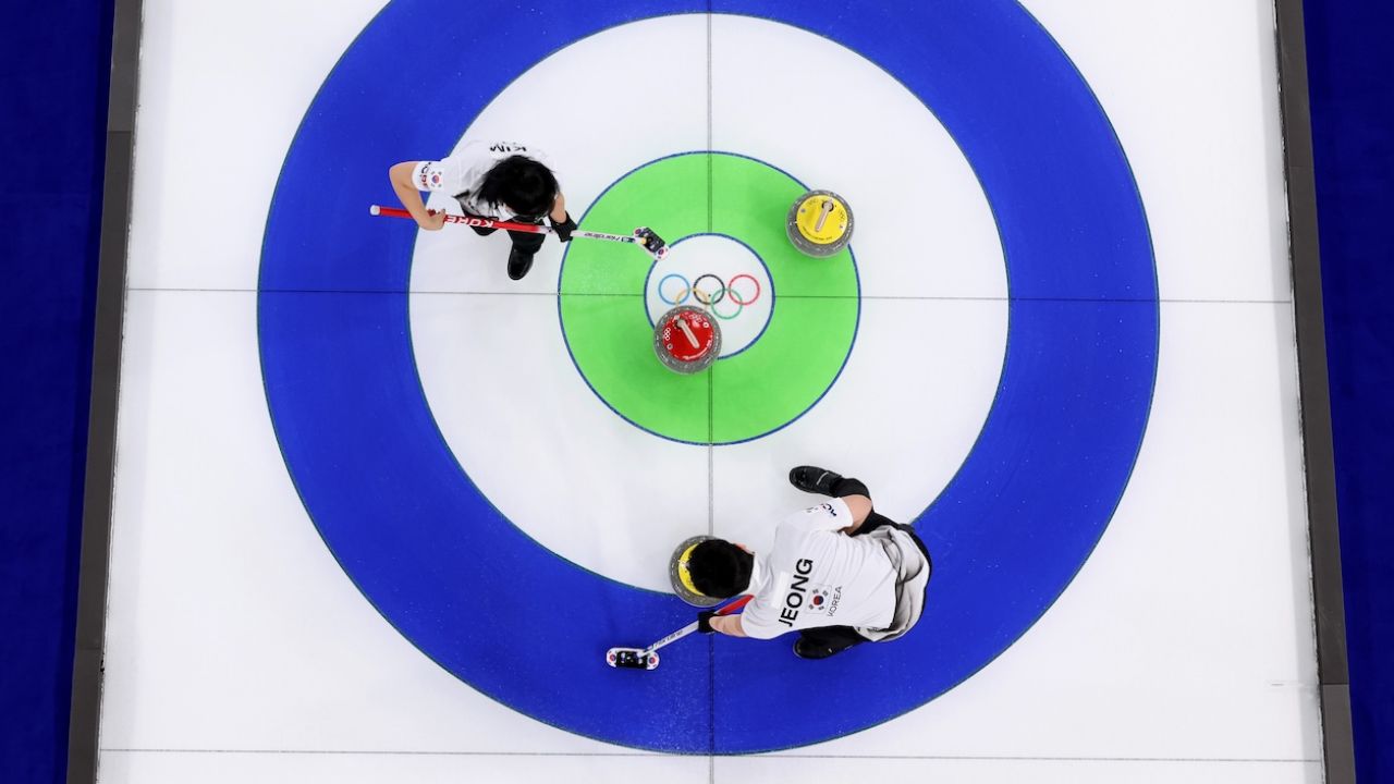 Curling „gwiazdą” igrzysk. O co chodzi w tym sporcie?