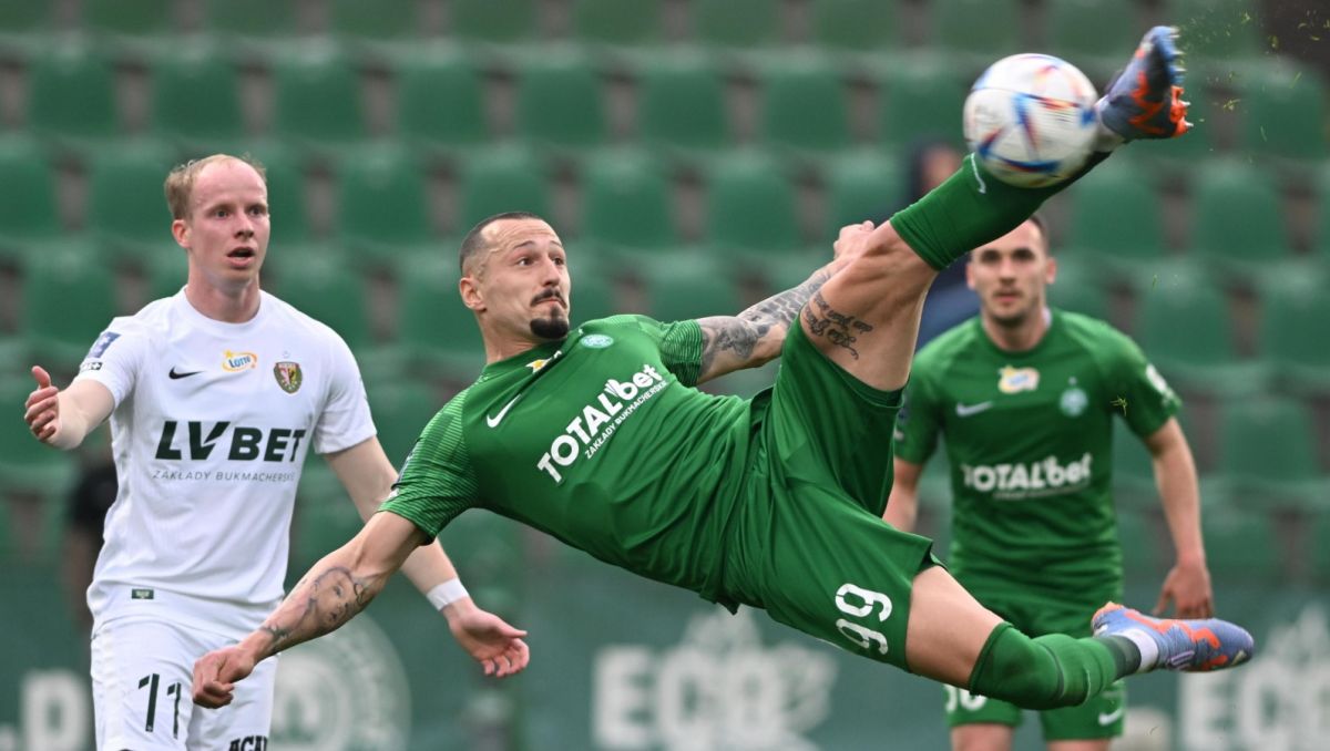 Adam Zrelak w meczu ze Śląskiem Wrocław (fot. PAP).