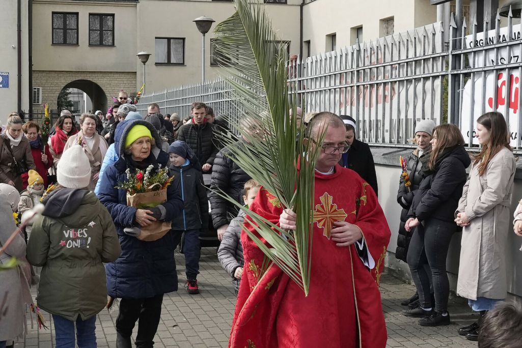 Здымак мае ілюстрацыйны характар. Людзі нясуць пальмавыя галінкі падчас працэсіі ў Вербную нядзелю ў Варшаве, Польшча. 24 сакавіка 2024 года. (Фота: Czarek Sokolowski / AP Photo / East News)