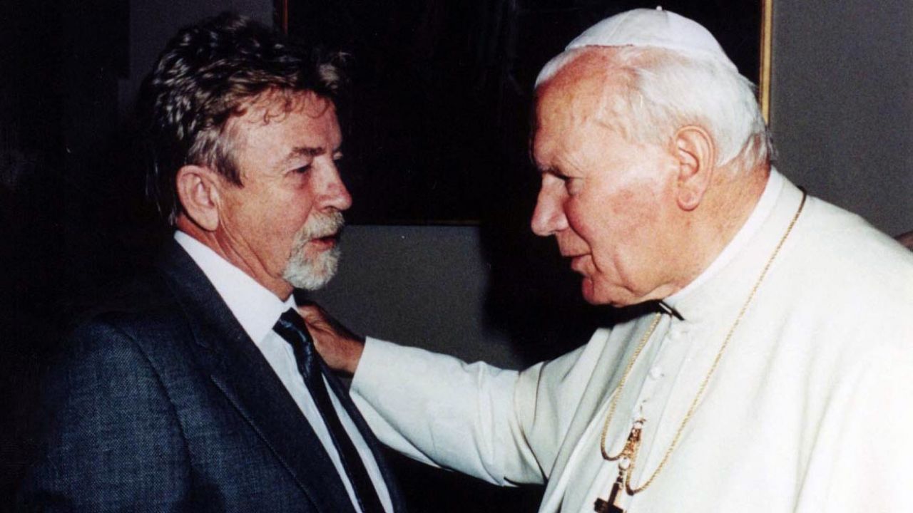 W 1994 r. płk Kukliński został przyjęty na prywatnej audiencji przez Jana Pawła II (fot. PAP/reprodukcja ze zbiorów J. Szaniawskiego) W 1994 r. płk Kukliński został przyjęty na prywatnej audiencji przez Jana Pawła II (fot. PAP/reprodukcja ze zbiorów J. Szaniawskiego)