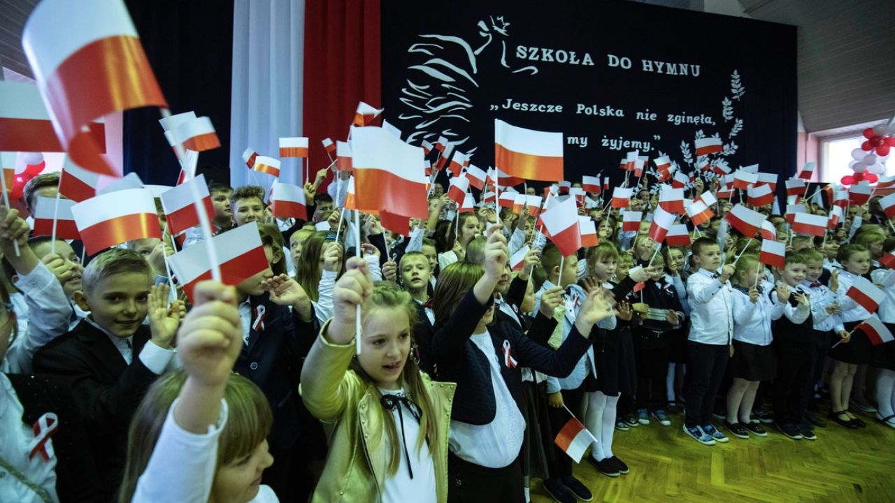 „Szkoła do hymnu” to kontynuacja akcji MEN z 2019 r. i 2018 r. (fot. arch.PAP/Michał Zieliński) „Szkoła do hymnu” to kontynuacja akcji MEN z 2019 r. i 2018 r. (fot. arch.PAP/Michał Zieliński)