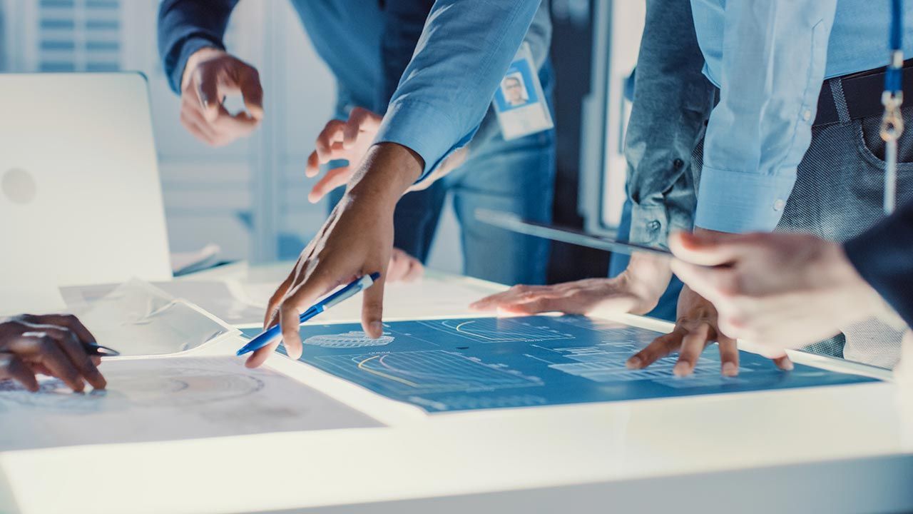 Firmy będą wdrażać innowacje przyjazne środowisku (fot. Shutterstock/Gorodenkoff) Firmy będą wdrażać innowacje przyjazne środowisku (fot. Shutterstock/Gorodenkoff)