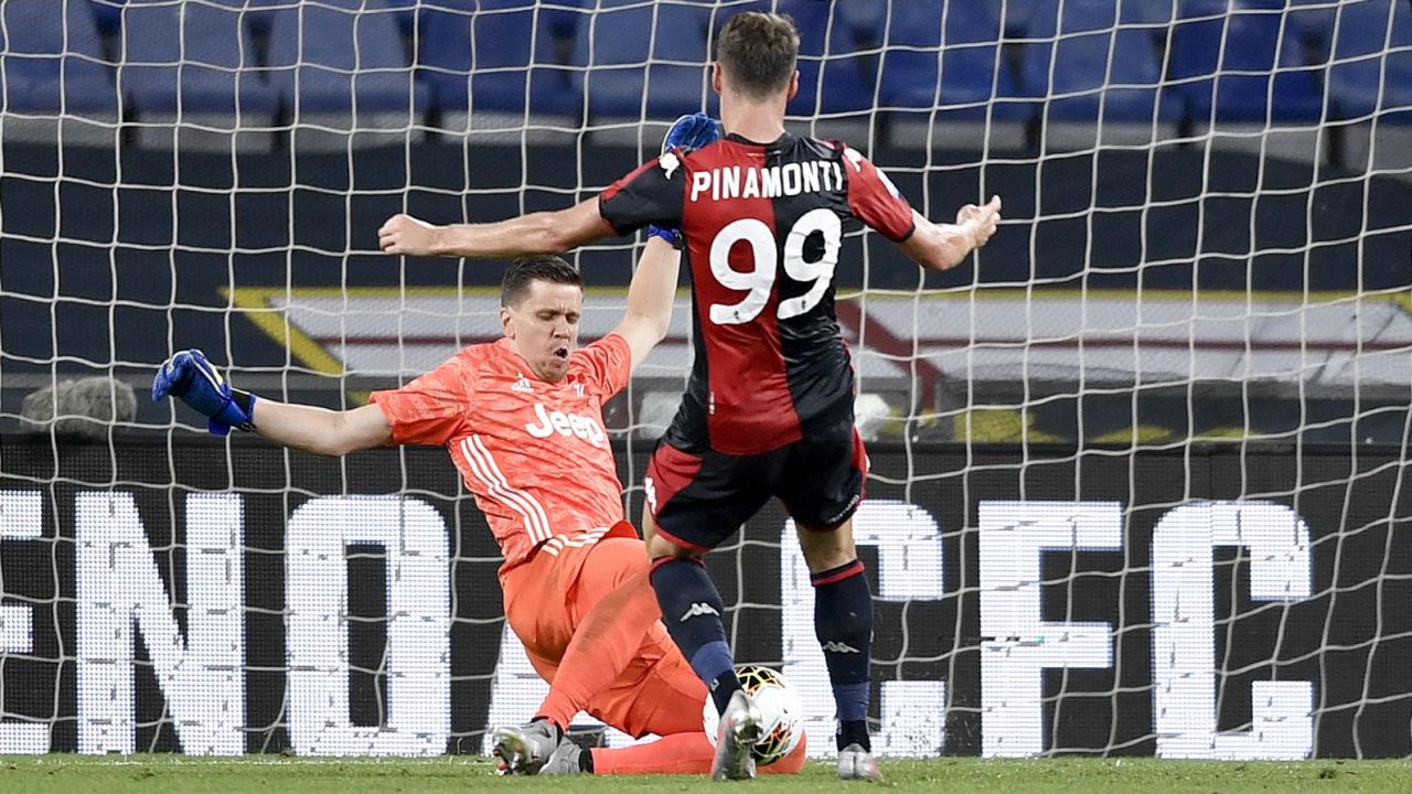 Wojciech Szczęsny w starciu z rywalem (fot. Getty Images)