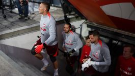 Bramkarze reprezentacji Polski przed rozgrzewką w towarzystwie trenerów Andrzeja Dawidziuka i Józefa Młynarczyka. Sztab biało-czerwonych na mecze z Nową Zelandią i Litwą powołał czterech golkiperów: Kamila Grabarę, Łukasza Skorupskiego, Bartłomieja Drągowskiego oraz Kacpra Tobiasza. Będzie zmiana bramkarza na spotkanie w Chorzowie na Stadionie Śląskim?