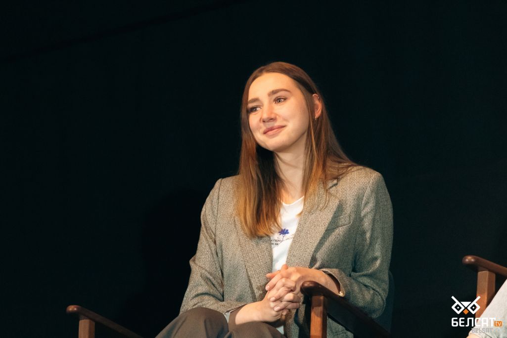Дар’я Чульцова – журналістка «Белсату», гераіня гісторыі, якую ўзнаўляе фільм Мары Тамковіч «У жывым эфіры», – на дыскусіі пасля паказу ў кінатэатры «Iluzjon» у межах кінафестывалю «Bulbamovie». Варшава, Польшча. 20 лістапада 2022 года. (Фота: Зоркастая / Белсат)