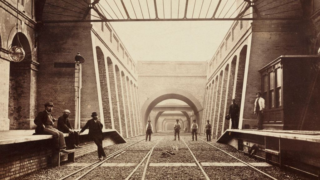 Peron metra w Londynie i robotnicy, XIX wiek (fot. Science & Society Picture Library/Getty Images)