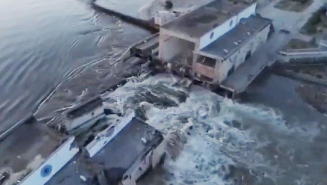 Rosjanie wysadzili w powietrze elektrownię wodną w Nowej Kachowce (fot. Zelenskyy Social Media Account / Handout/Anadolu Agency via Getty Images)