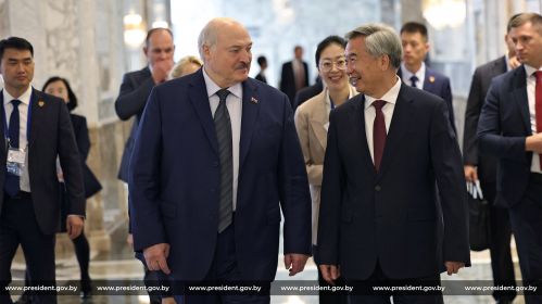 Аляксандр Лукашэнка з сябрам Пастаяннага камітэту Палітбюро ЦК Камуністычнай партыі Кітаю, сакратаром Цэнтральнай камісіі правярання дысцыпліны КПК Лі Сі. Менск, Беларусь. 22 верасня 2025 года. Фота: president.gov.by