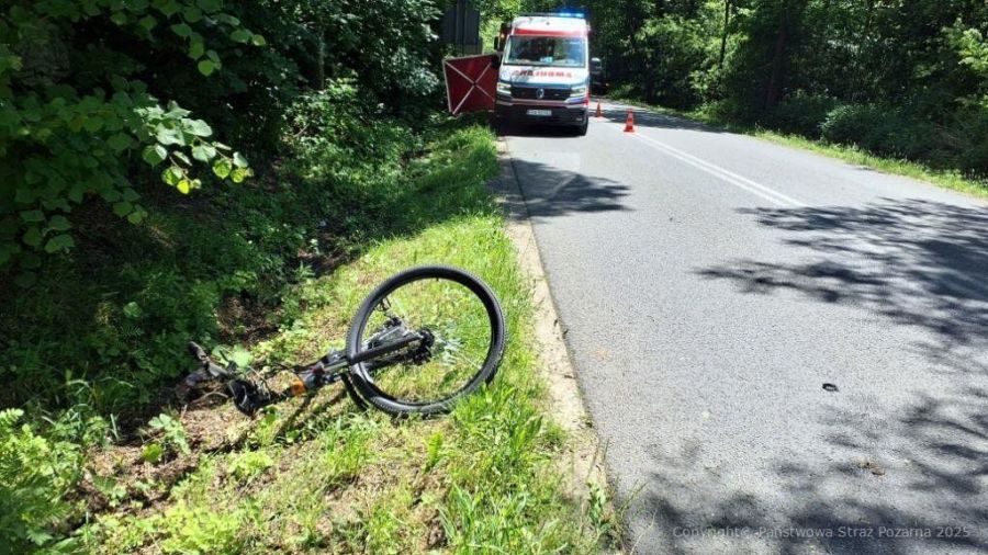 Tragiczny wypadek w Białej Górze. Rowerzysta zginął na miejscu (fot. KP PSP Radomsko)