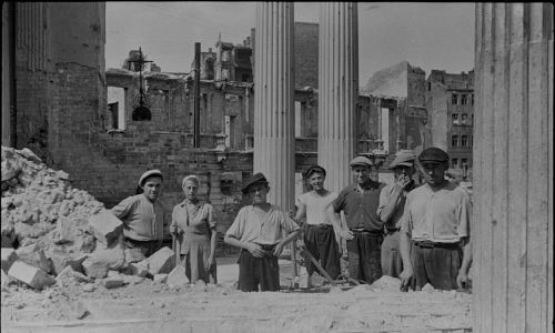 Добровольцы, расчищающие руины костела св. Александра на площади Трех Крестов, 1945 год. Фото: Зофия Хоментовска /Музей Варшавы