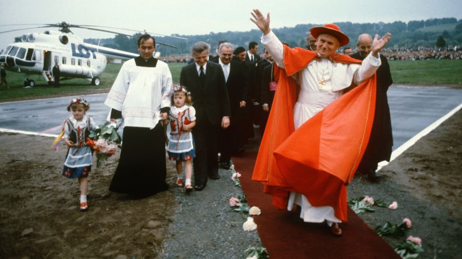 6 czerwca 1979 roku. Jan Paweł II przyleciał właśnie z Częstochowy do Krakowa i wylądował na krakowskich Błoniach. Fot. PAP/Jan Morek