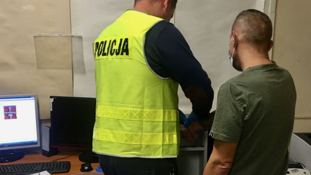 50–latek dwa razy okradł jeden z marketów w Sieradzu (fot. policja.pl) 50–latek dwa razy okradł jeden z marketów w Sieradzu (fot. policja.pl)