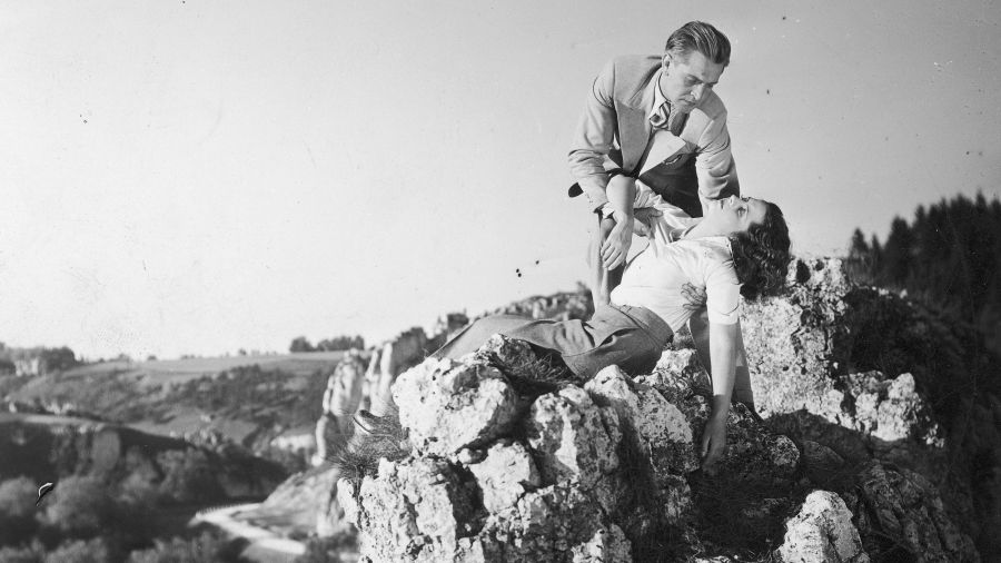 Kadr z filmu z 1933 roku  „Prokurator Alicja Horn”. W rolach głównych wystąpili:Franciszek Brodniewicz jako Jan Winkler i Jadwiga Smosarska jako Alicja Horn. Fot. NAC