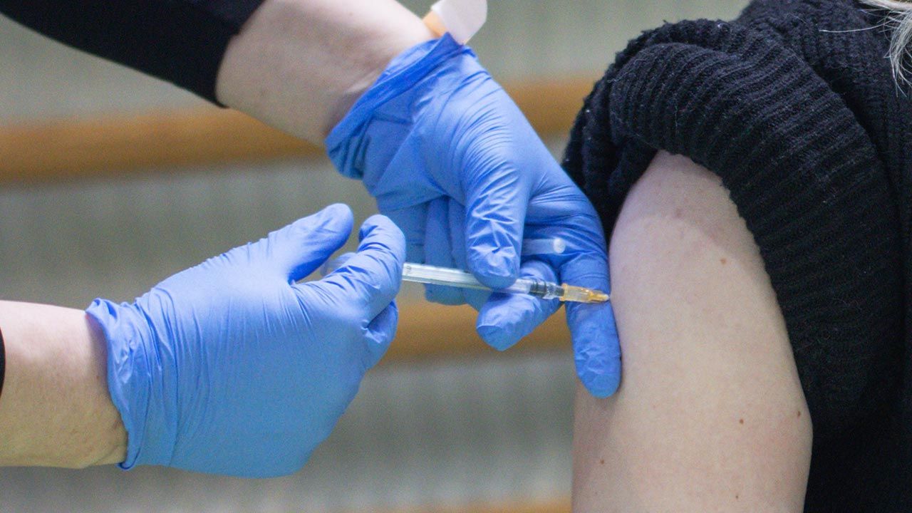 27 grudnia ub.r. rozpoczęły się w Polsce szczepienia przeciw COVID-19 (fot. Krzysztof Zatycki/NurPhoto via Getty Images)