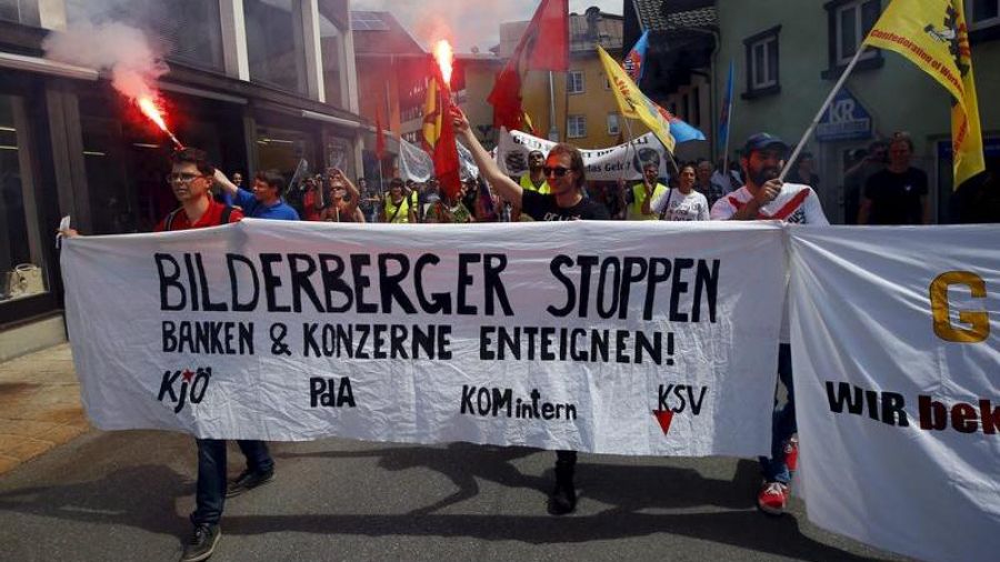 Spotkania klub Bilderberg od lat wywołują protesty, zwłaszcza lewicy. Podobnie było w 2015 roku, kiedy członkowie klubu spotkali się w austriackim Tyrolu. Fot. Reuters/ Leonhard Foeger