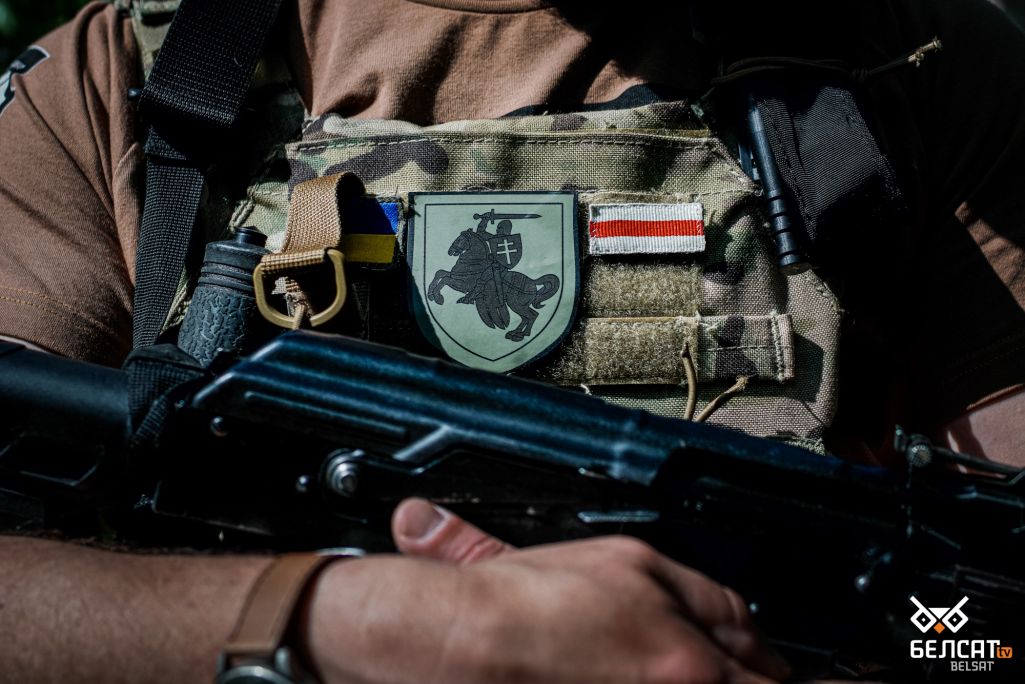 Нашыўкі з украінскім сцягам, эмблемай палка імя Кастуся Каліноўскага і бел-чырвона-белым сцягам на амуніцыі Андрэя Корсака. Кіеўская вобласць, Украіна. 6 чэрвеня 2022 года. (Фота: Алесь Усцінаў / Белсат)