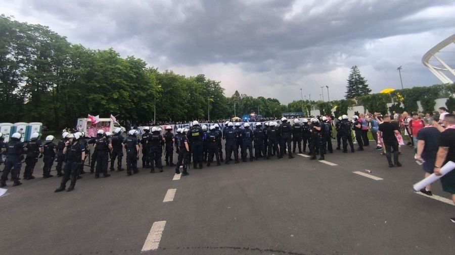 Wylegitymowanych zostało łącznie 330 osób biorących udział w ustawce. Fot. Śląska Policja