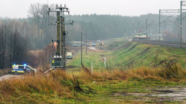 Eksplozja niedaleko stacji Mika miała najprawdopodobniej na celu wysadzenie pociągu z Warszawy do Dęblina – poinformował premier Donald Tusk (fot. Dariusz Szubinski / Forum) Eksplozja niedaleko stacji Mika miała najprawdopodobniej na celu wysadzenie pociągu z Warszawy do Dęblina – poinformował premier Donald Tusk (fot. Dariusz Szubinski / Forum)