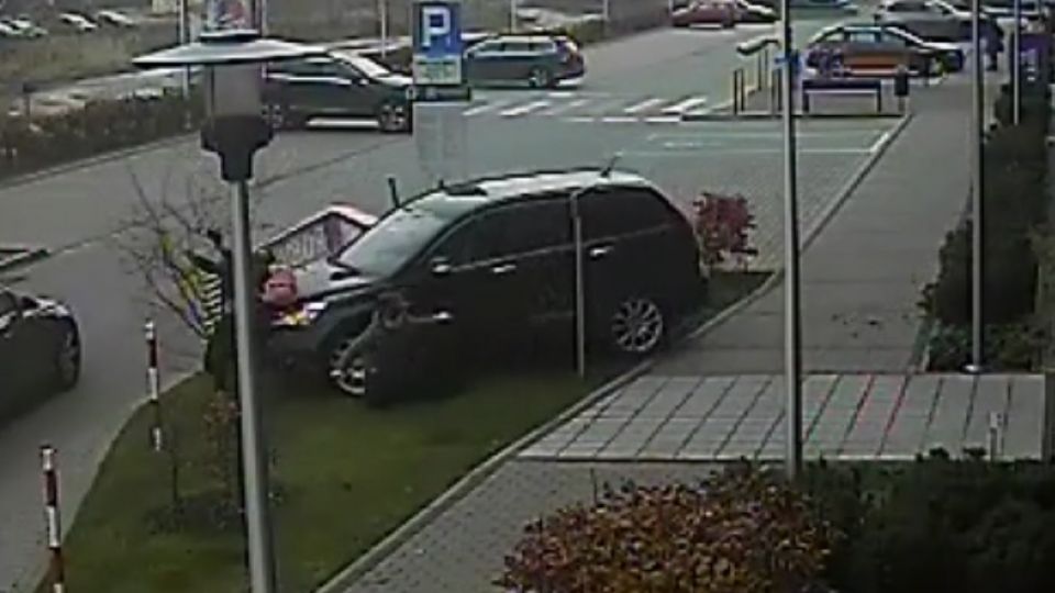 92latek parkując samochód potrącił dwie kobiety tvp.info