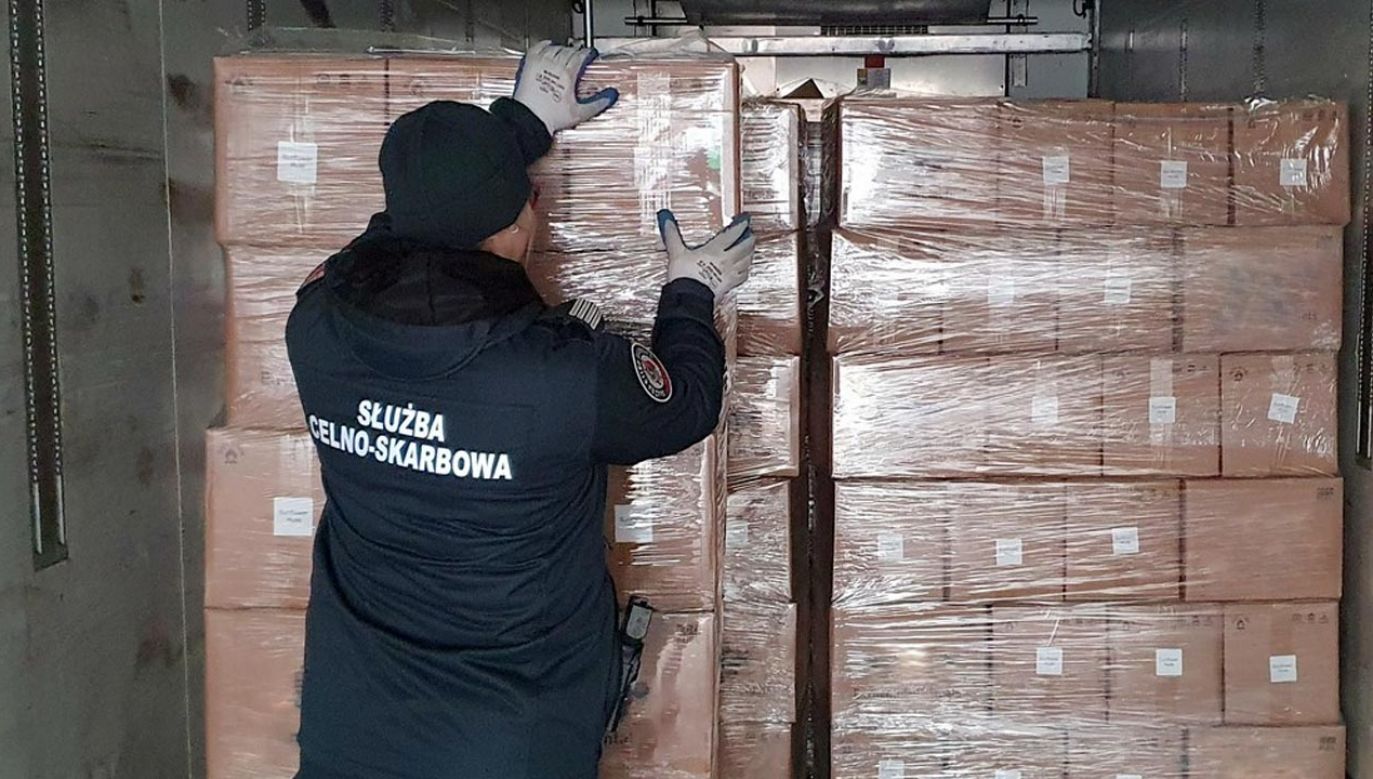 Naczepa została przez służbę celno–skarbową prześwietlona skanerem rtg (fot. KAS)