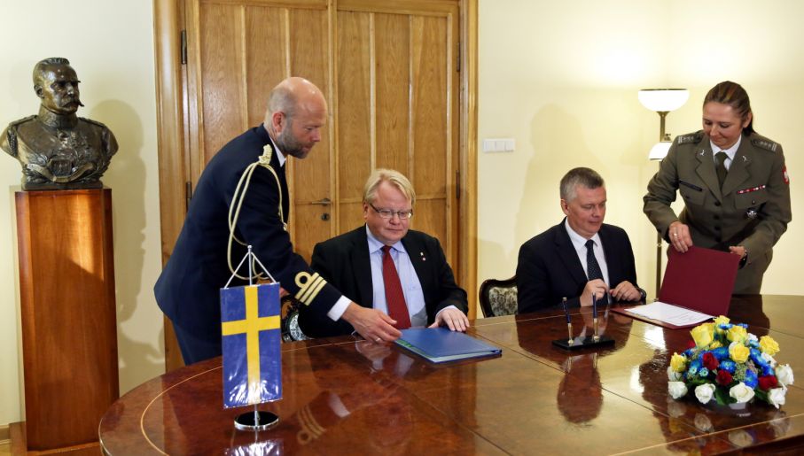 Minister obrony Szwecji Peter Hultqvist (drugi z lewej) i szef MON Tomasz Siemoniak podpisują porozumienie (fot. PAP/Rafał Guz)