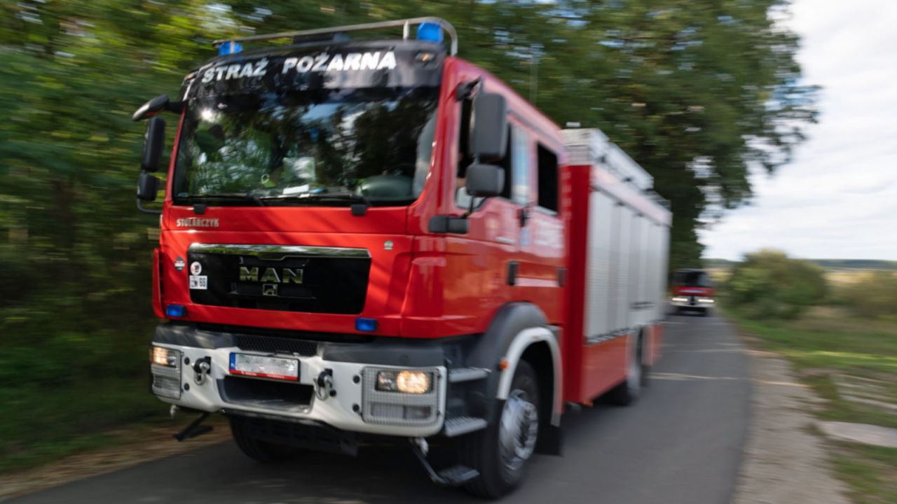 Nie żyje strażak, który zasłabł podczas akcji gaśniczej (fot. PAP/Jakub Kaczmarczyk) Nie żyje strażak, który zasłabł podczas akcji gaśniczej (fot. PAP/Jakub Kaczmarczyk)