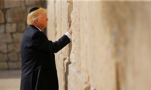 Prezydent USA Donald Trump umieszcza notatkę w kamieniach Ściany Płaczu, najświętszego miejsca modlitwy judaizmu, na Starym Mieście w Jerozolimie. Żydzi, zgodnie z tradycją, wkładają między kamienie karteczki z prośbami do Boga. Maj 2017. Fot. REUTERS/Jonathan Ernst