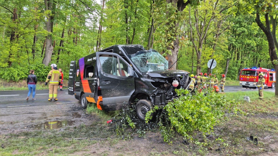 Bus wypadł z drogi i uderzył w drzewo. Lądował śmigłowiec LPR (fot. KP PSP w Radomsku)
