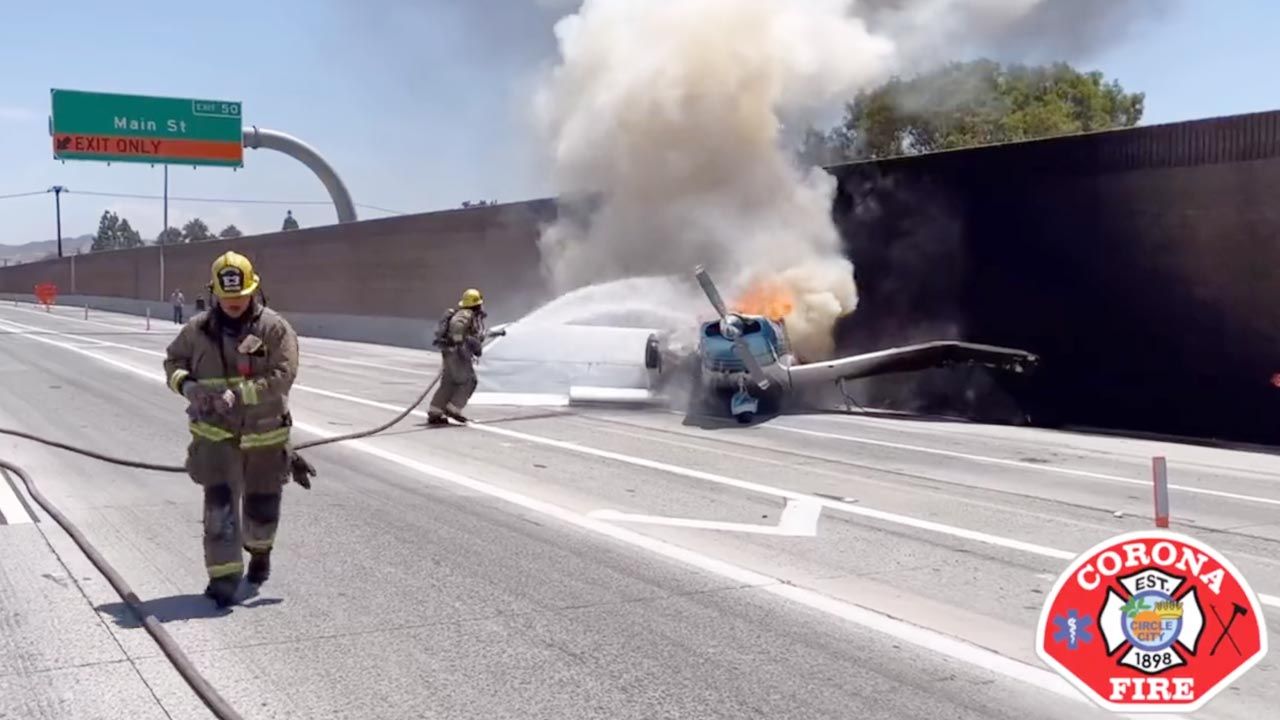 Awionetka stanęła w płomieniach po awaryjnym lądowaniu na autostradzie (fot. TT/Corona Fire Dept #CoronaFire)