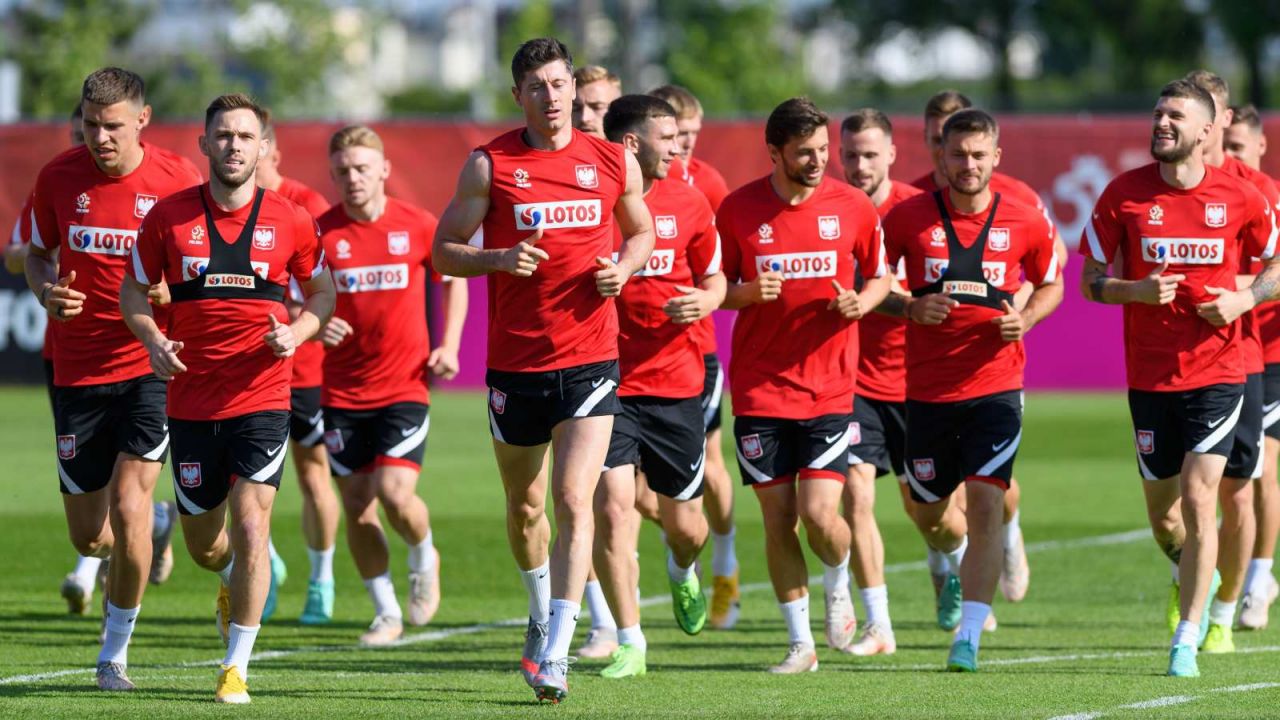 Jan Bednarek (pierwszy z lewej) wciąż ma problemy z mięśniem (fot. PAP/Jakub Kaczmarczyk) Jan Bednarek (pierwszy z lewej) wciąż ma problemy z mięśniem (fot. PAP/Jakub Kaczmarczyk)
