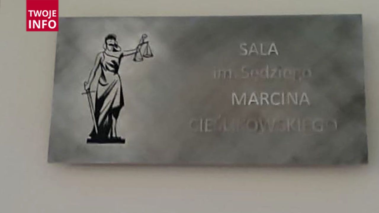 W Sądzie Okręgowym w Jeleniej Górze uhonorowano sędziego Marcina Cieślikowskiego (fot. Twoje Info)