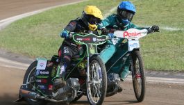 Przemysław Pawlicki (kask niebieski) w walce z Nikim Pedersenem (fot. PAP)