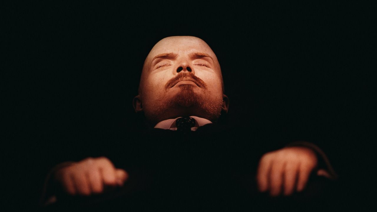 W mauzoleum na Placu Czerwonym wystawione są zabalsamowane zwłoki Włodzimierza Lenina (fot. Georges DeKeerle/Sygma via Getty Images)